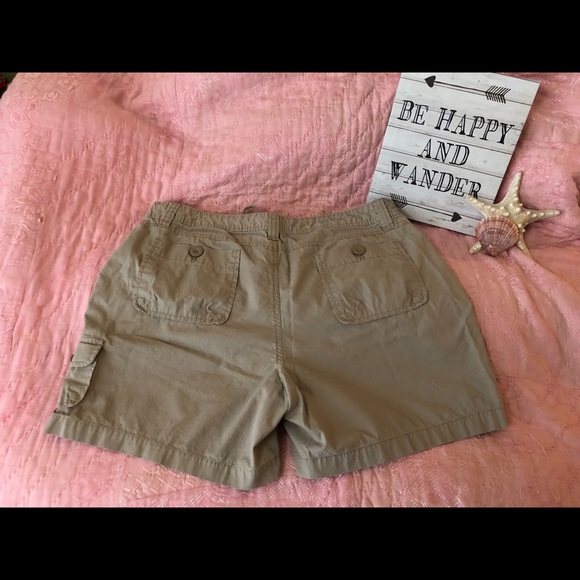 Khaki shorts - Picture 4 of 4